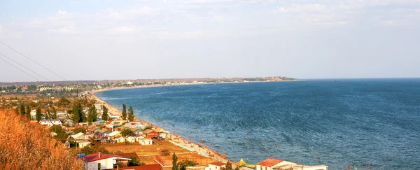 Panorama van een toeristisch stadje aan de oever van de zee in de herfst — Stockfoto