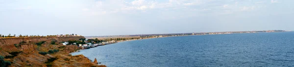 Панорама туристического города на берегу моря осенью — стоковое фото