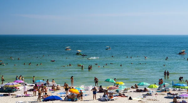 Koblevo, Ucrania - 9 de agosto de 2015: Playa con turistas y mar — Foto de Stock