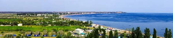 Panorama de una ciudad turística en la orilla del mar en verano —  Fotos de Stock