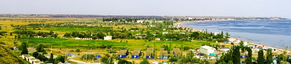 Panorama van een toeristisch stadje aan de oever van de zee in de zomer — Stockfoto