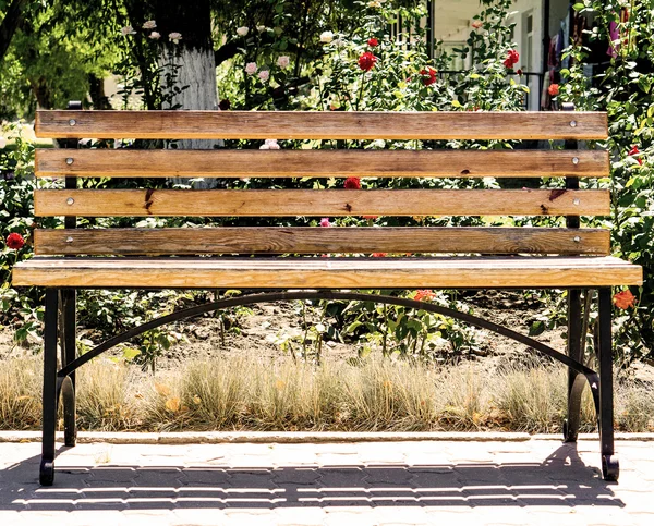 Kovové a dřevěné lavice v zahradě filtrované — Stock fotografie
