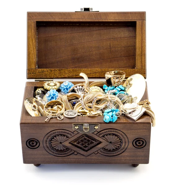 Otevřené popela dřevo vyřezávané rakev ručně vyráběné šperky izolované na bílém — Stock fotografie