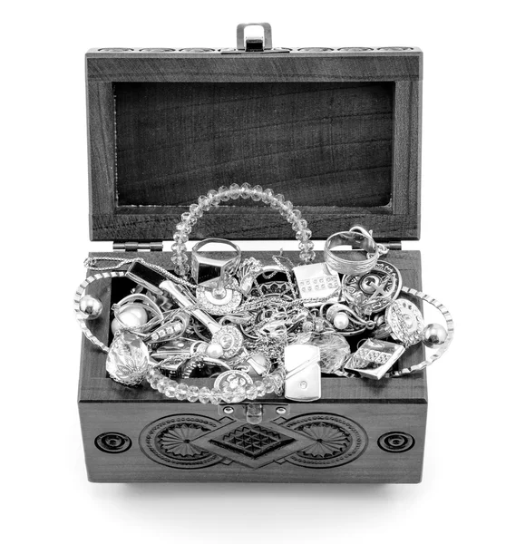 Otevřel dřevěné vyřezávané rakev ručně vyráběné šperky černé a bílé, izolované na bílém — Stock fotografie