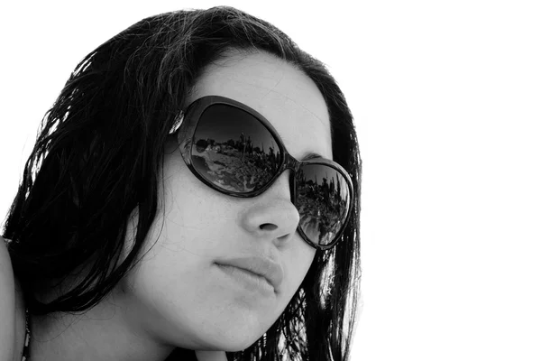 Rostro de joven morena en gafas de sol con reflejo de playa en rayos de sol brillantes blanco y negro —  Fotos de Stock