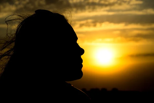 Νεαρό Κορίτσι Πρόσωπο Σιλουέτα Ψάχνει Όμορφη Συννεφιά Χρυσό Ηλιοβασίλεμα — Φωτογραφία Αρχείου