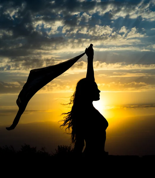 Silhouette Jeune Fille Avec Châle Sur Fond Beau Ciel Nuageux — Photo