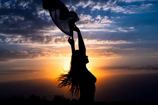 Silhouette Jeune Fille Avec Châle Sur Fond Beau Ciel Bleu — Photo