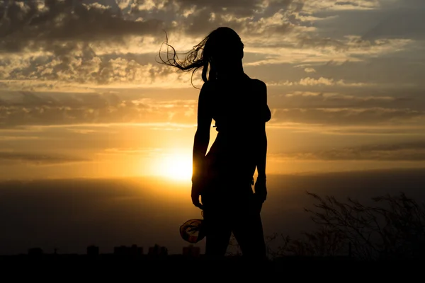 Silhouette Jeune Fille Avec Châle Sur Fond Beau Ciel Nuageux — Photo