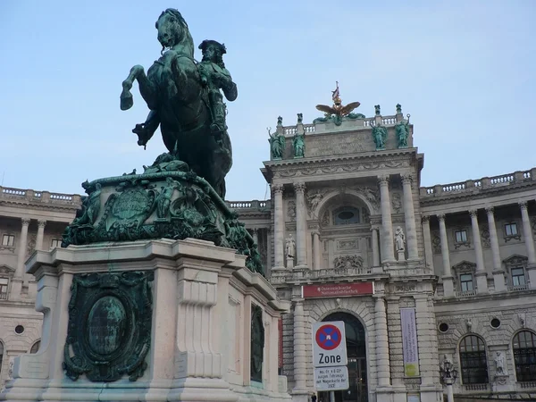 Viena Áustria Outubro 2010 Estátua Bronze Cavaleiro Fundo Palácio — Fotografia de Stock