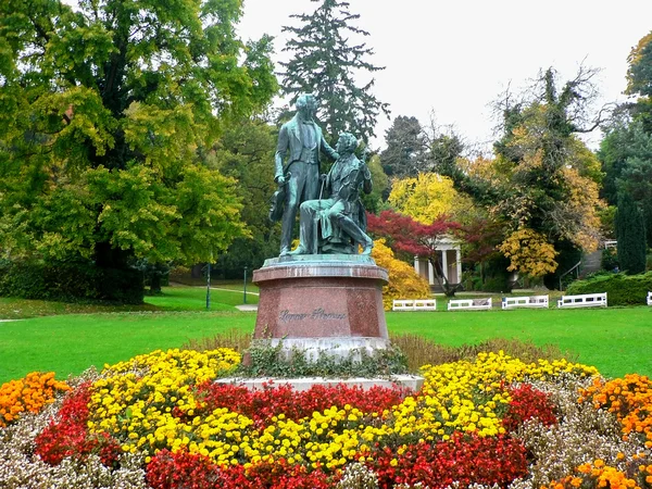 Monumento de bronce a Strauss con dos hombres con violines — Foto de Stock