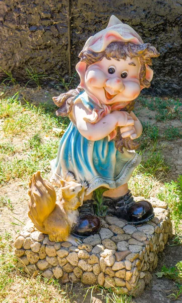 Koblevo, ukraine - 9. August 2015: Skulptur des Gnome-Mädchens mit Eichhörnchen auf Kalksteinsockel — Stockfoto