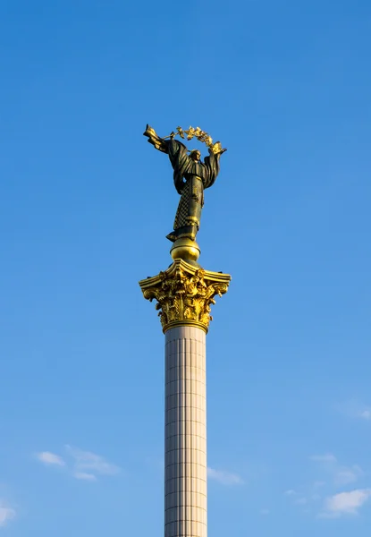 Monumento de Independência da Ucrânia em fundo de céu azul em Kiev — Fotografia de Stock