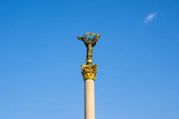 Monument van onafhankelijkheid van Oekraïne op blauwe hemelachtergrond in Kiev — Stockfoto