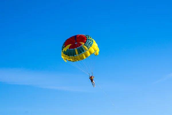 Άνθρωπος αθλητικός τύπος windsurfer που φέρουν σε αλεξίπτωτο — Φωτογραφία Αρχείου