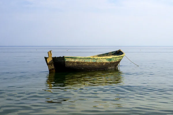 Bateau au mouillage en mer — Photo