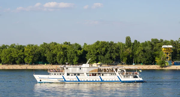 Zevk tekne turist nehir üzerinde yelken — Stok fotoğraf