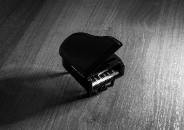 Siyah kuyruklu piyano ahşap masa siyah ve beyaz gölge ile minyatür modeli