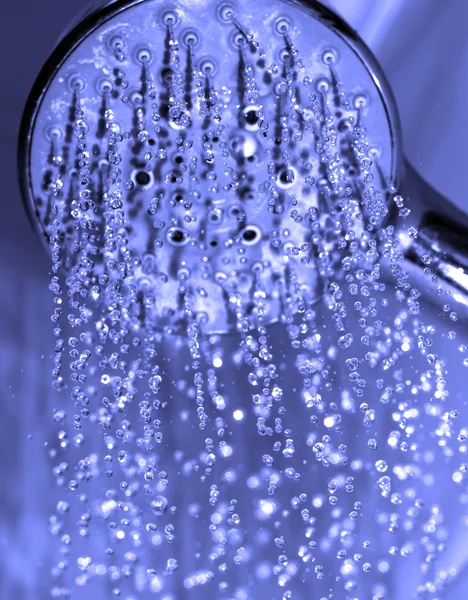 Gotas de agua cerca goteo de la ducha violeta filtrado — Foto de Stock
