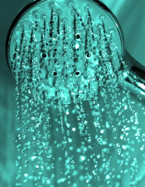 Gotas de agua goteo de cerca de la ducha cyan filtrado — Foto de Stock