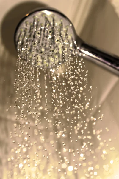 Water drops close-up druipend vanaf de warme douche gefilterd — Stockfoto