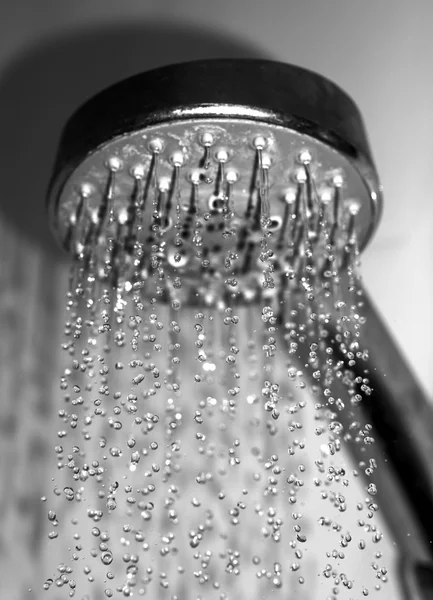 Water drops close-up druipend vanaf de douche zwart en wit — Stockfoto