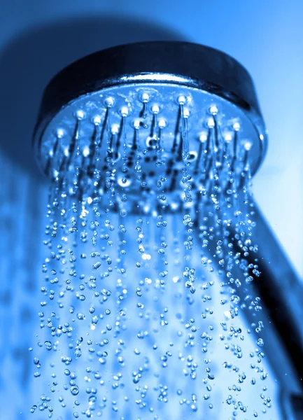Gotas de agua goteo de cerca de la ducha azul filtrado — Foto de Stock