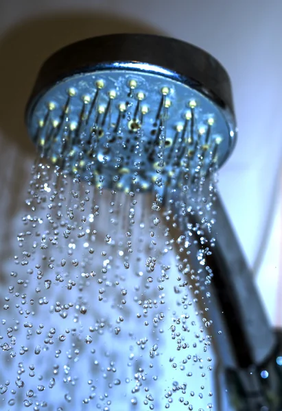 Gotas de agua goteo de cerca de la ducha azul filtrado — Foto de Stock