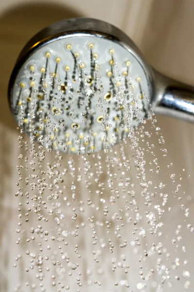 Water drops close-up druipend vanaf de douche — Stockfoto