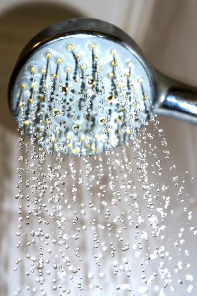 Water drops close-up druipend vanaf de douche — Stockfoto