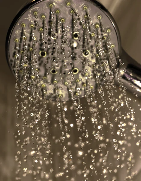 Water drops close-up druipend vanaf de douche — Stockfoto