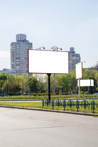 Carteles publicitarios blancos en blanco cerca de la carretera. Ponga su texto o imágenes dentro — Foto de Stock