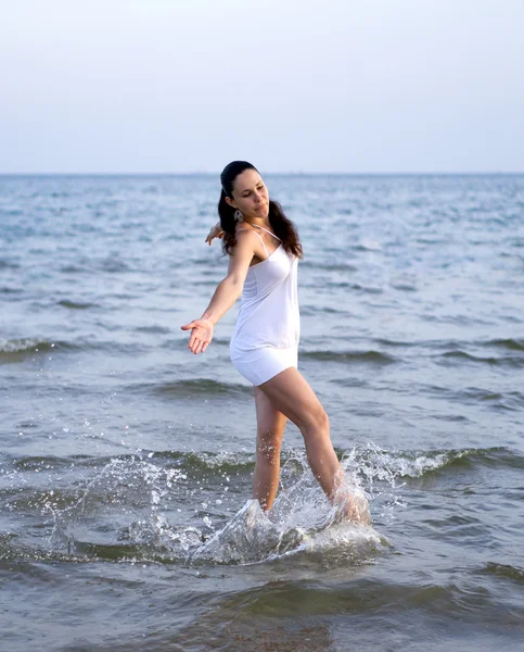 Boldog barna lány táncol a tenger — Stock Fotó