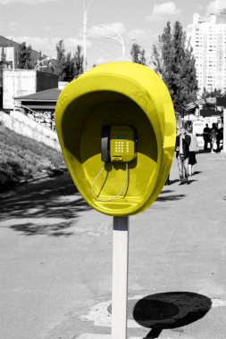 Ayağı ile şehir sokak üzerinde siyah beyaz ayarla sarı genel telefon tarz