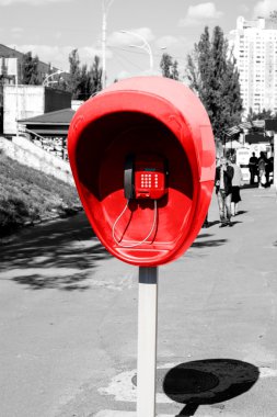 Ayağı ile şehir sokak üzerinde siyah beyaz ayarla yeşil genel telefon tarz