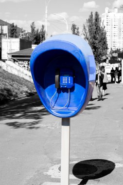Ayağı ile şehir sokak üzerinde siyah beyaz ayarla mavi genel telefon tarz