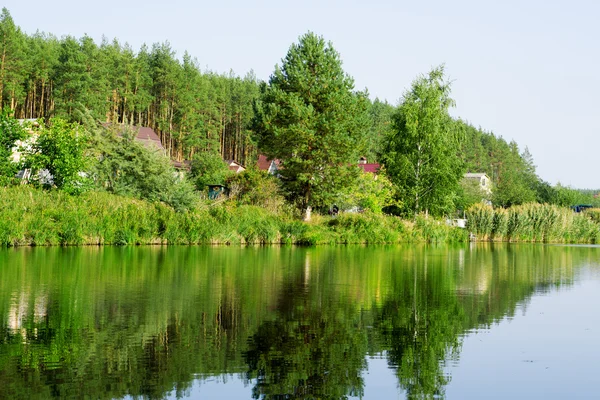 Σπίτι της ποτάμι, με αντανακλάσεις και μπλε του ουρανού κοντά στο ζωντανό δάσος, φιλτραρισμένη — Φωτογραφία Αρχείου