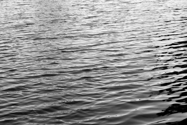 Agua con reflejos solares textura de fondo blanco y negro —  Fotos de Stock