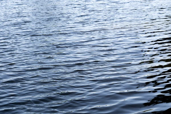 태양 반사 배경 텍스처와 푸른 물 — 스톡 사진