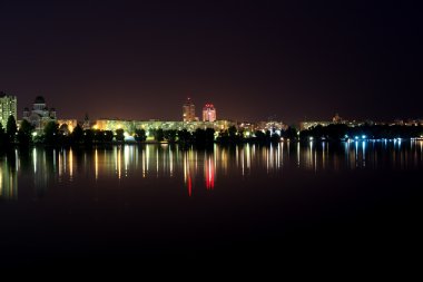 Işıklar gece şehir Nehri üzerindeki yansımaları ile