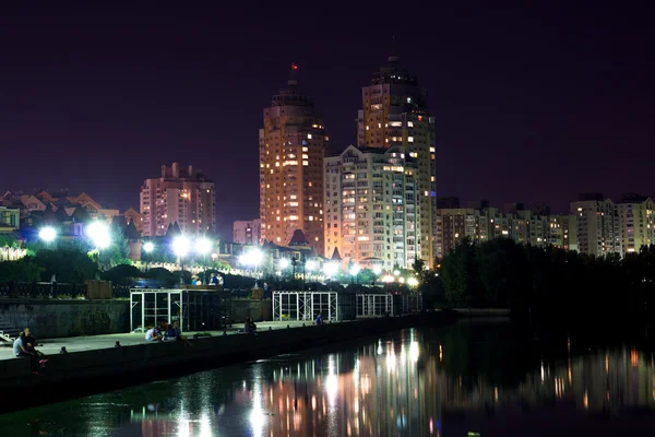 Вогні нічного міста з роздумами на річці — стокове фото
