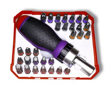 Tornavida ile kilit ve çeşitli ekleri üzerinde beyaz izole kırmızı ve mor kümesi