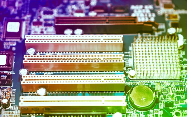 Techno színátmenetes lila, piros és zöld színek a háttérben a számítógép motherboard-val elmaszatol hatás — Stock Fotó