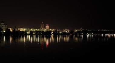 Filtre nehirde sıcak yansımaları ile gece şehir ışıkları