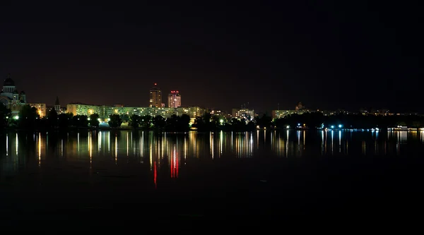 강에 반사 된 빛 밤 도시 — 스톡 사진