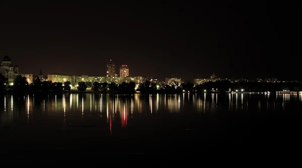 필터링 따뜻한 강에 반사와 야간 도시 조명 — 스톡 사진