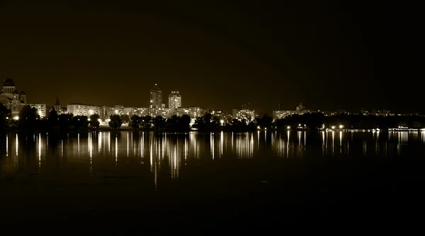 Luci notturne città con riflessi sul fiume vintage filtrato — Foto Stock