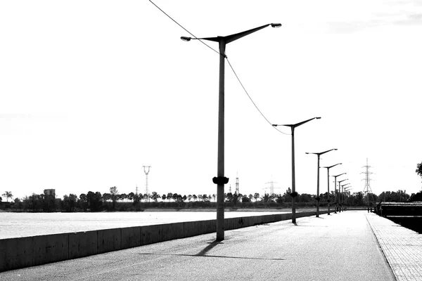 Zwart-wit hoog contrast stijl saterfront met lantaarns aan de rivier — Stockfoto