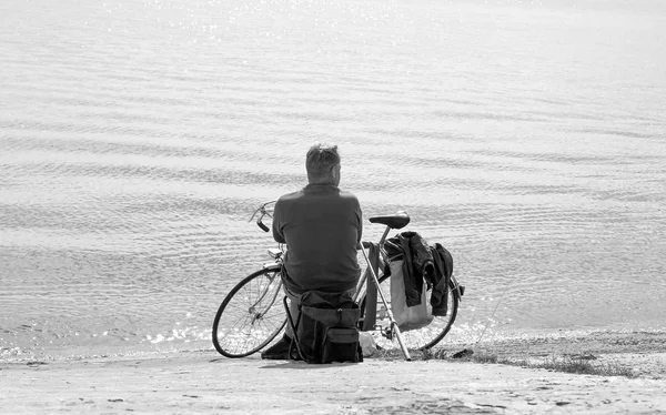 Rybak Retro Rowerów Plaży Wędką Czarno Białe — Zdjęcie stockowe