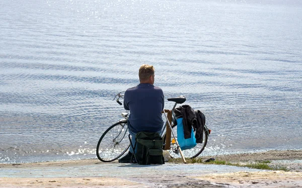 Pescador Com Bicicleta Retro Praia Com Vara Pesca — Fotografia de Stock